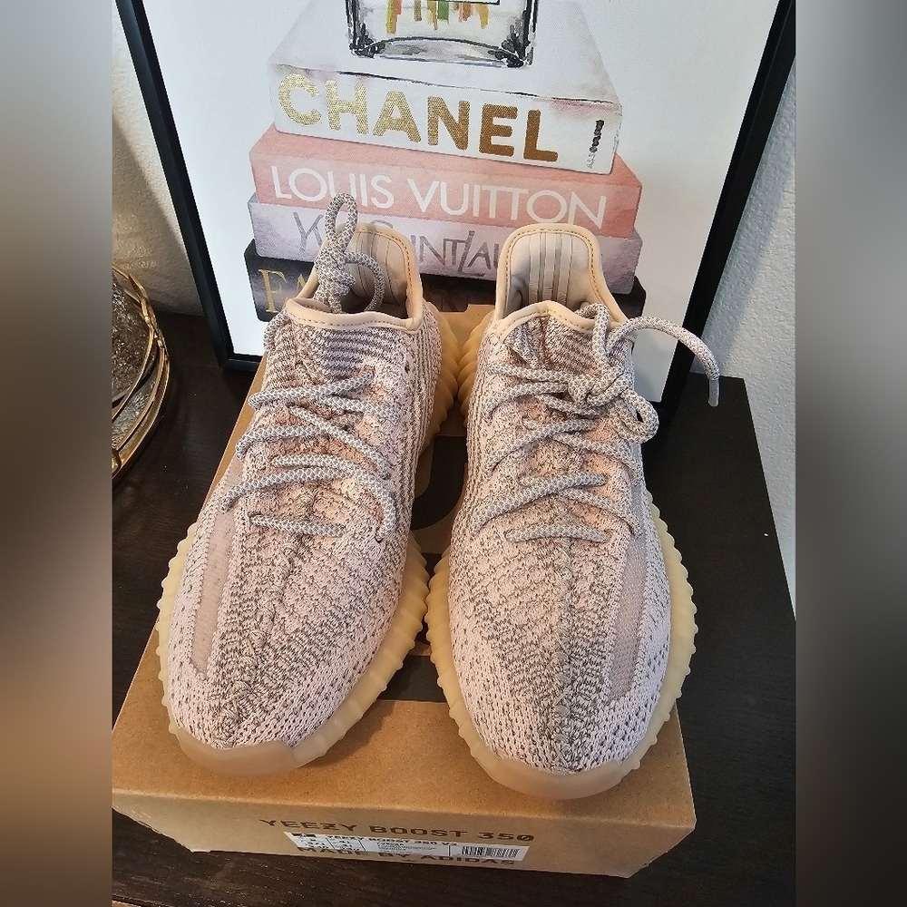 Yeezy Boost 350 V2 Sneakers . US Size 5 - Picture 9 of 14